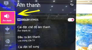 Kỹ thuật viên kiểm tra bo mạch và panel tivi LG