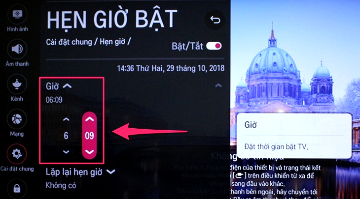 Kỹ thuật viên kiểm tra bo mạch và panel tivi LG