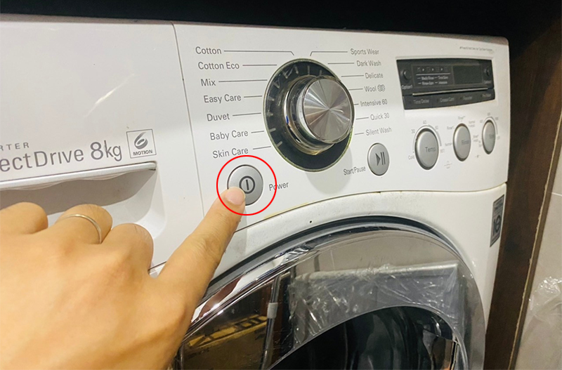 Kỹ thuật viên chẩn đoán lỗi máy giặt LG Inverter