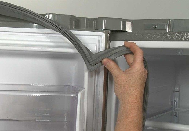 Kỹ thuật viên kiểm tra hệ thống làm lạnh tủ lạnh LG