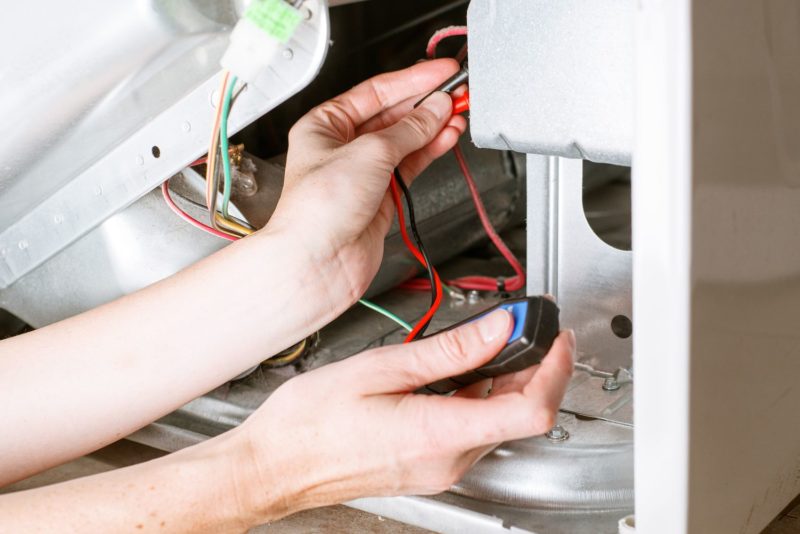 Kỹ thuật viên kiểm tra hệ thống sấy máy sấy LG