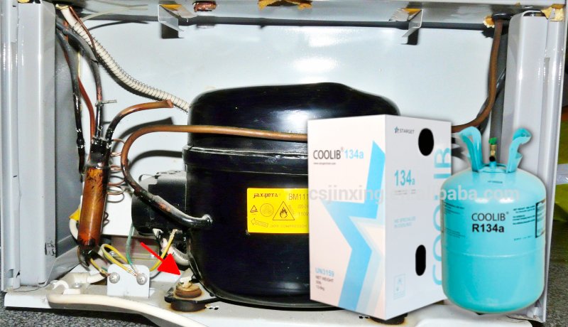 Kỹ thuật viên đang kiểm tra áp suất và nạp gas cho tủ lạnh LG