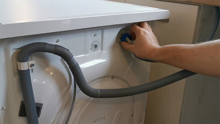 Vị trí ống thoát nước khẩn cấp trên máy giặt LG