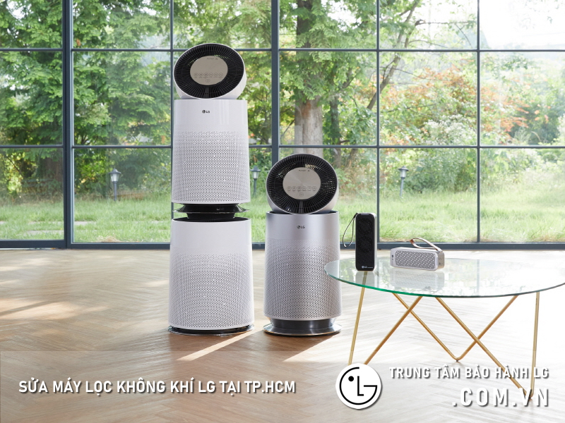 Kỹ thuật viên vệ sinh cảm biến bụi PM1.0 máy lọc LG PuriCare