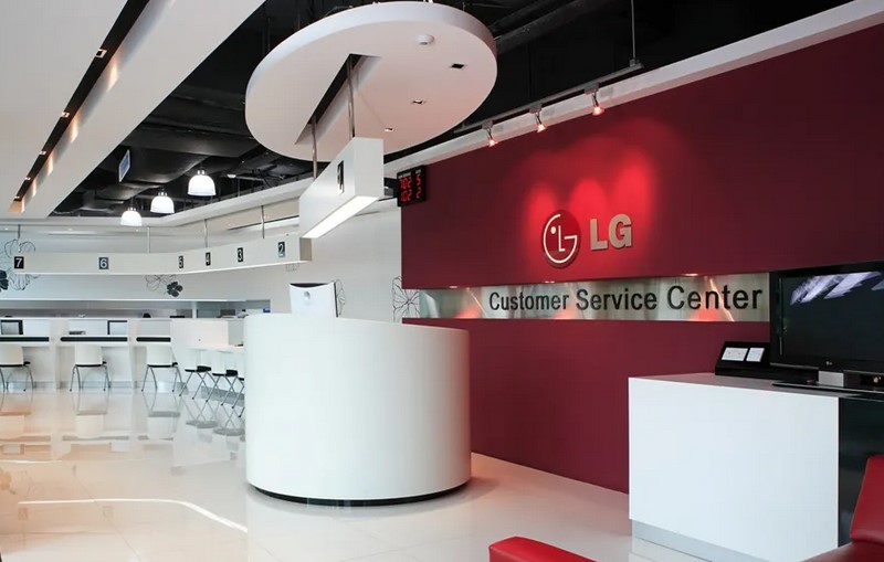 Kỹ thuật viên LG kiểm tra và sửa chữa thiết bị tại trung tâm bảo hành