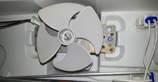 Kỹ thuật viên kiểm tra hệ thống làm lạnh tủ lạnh LG