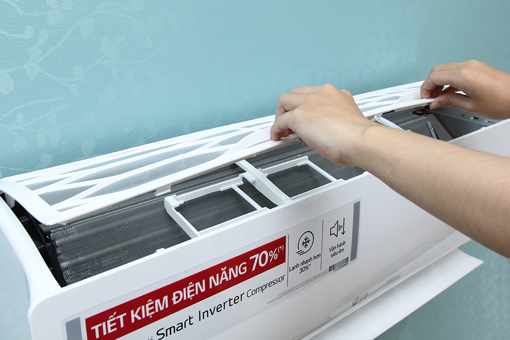 Kỹ thuật viên đang thực hiện tháo rời và vệ sinh lồng máy giặt LG